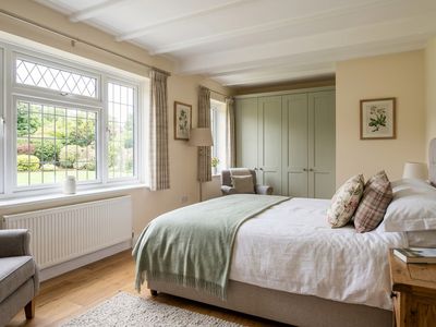 Bedroom - Bright double bedroom with garden views